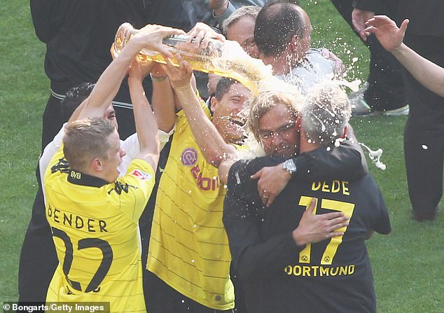  利物浦球迷抗议票价集体示威  